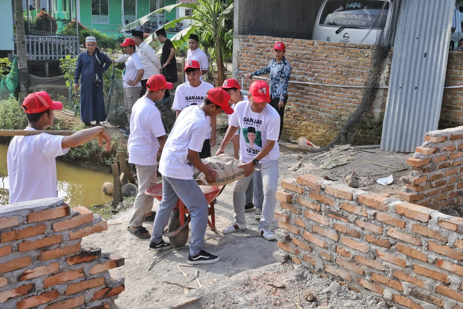 Santri Ganjar Gotong Royong Bangun Ruang Belajar Pada Ponpes di Deli Serdang