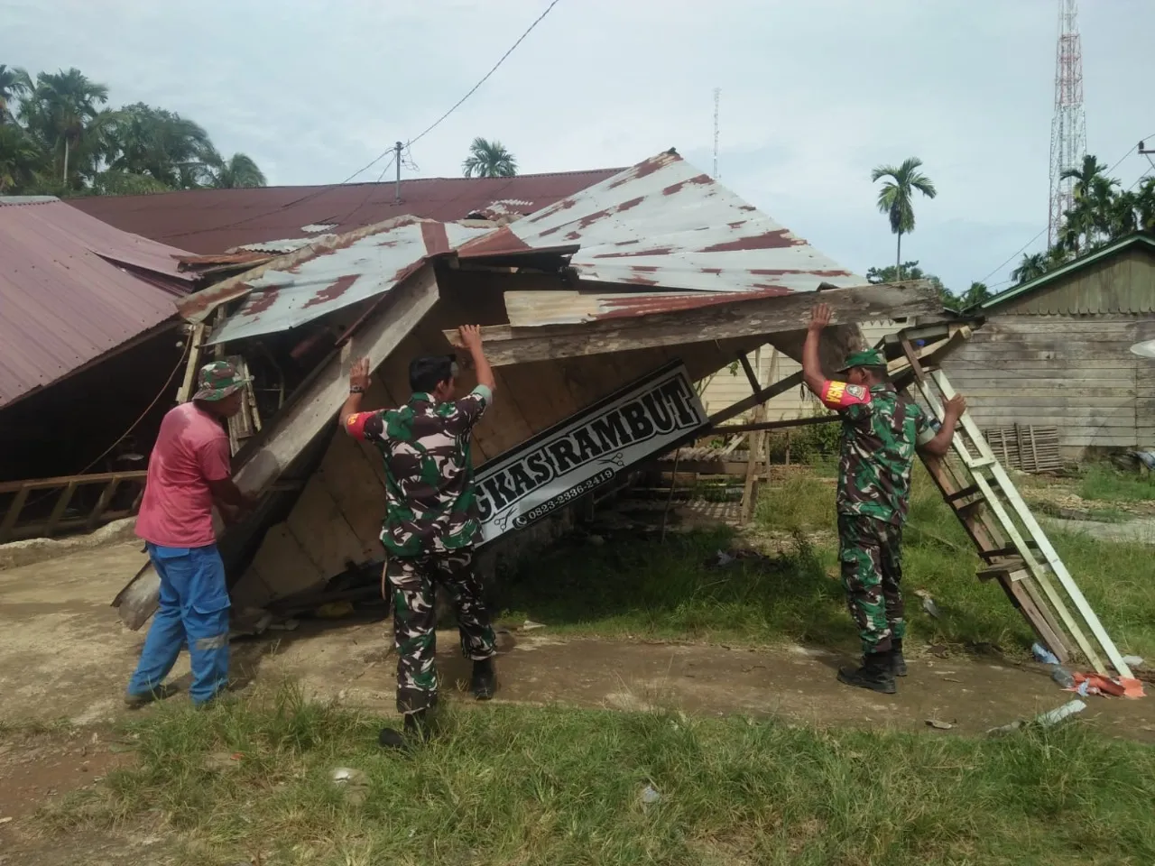 TNI Bantu Tangani Dampak Puting Beliung Aceh Utara