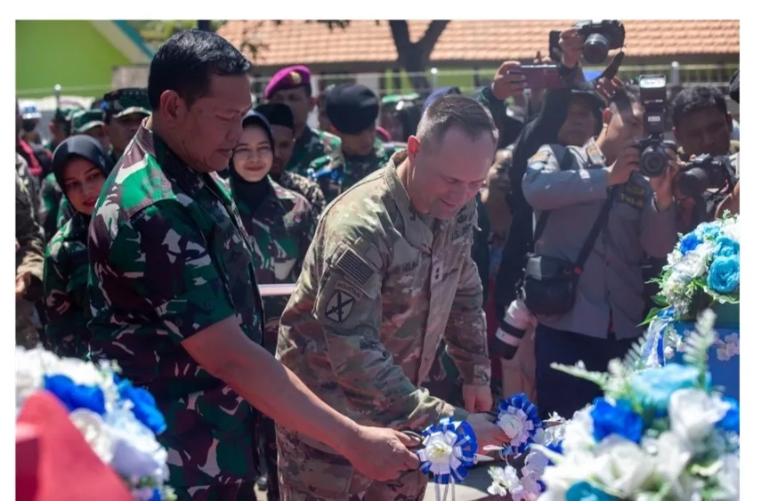 Tentara Angkatan Darat AS Merestorasi Sekolah selama Super Garuda Shield