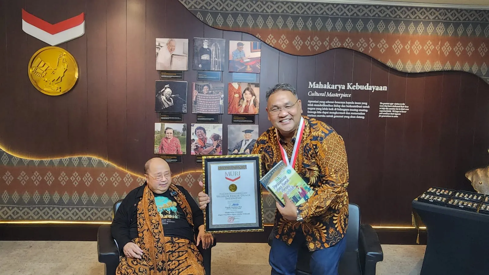 Dua Buku Karya Teguh Santosa Dapat Pengakuan Dari MURI