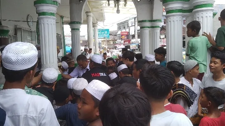 Bagikan Nasi Kotak, Warga "Serbu" Pengurus SMSI Madina