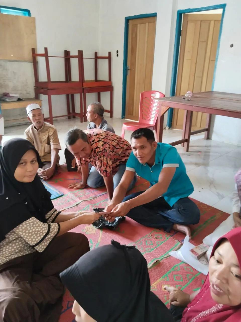 Pemdes Larubaringin Serahkan BLT-DD kepada 36 KPM