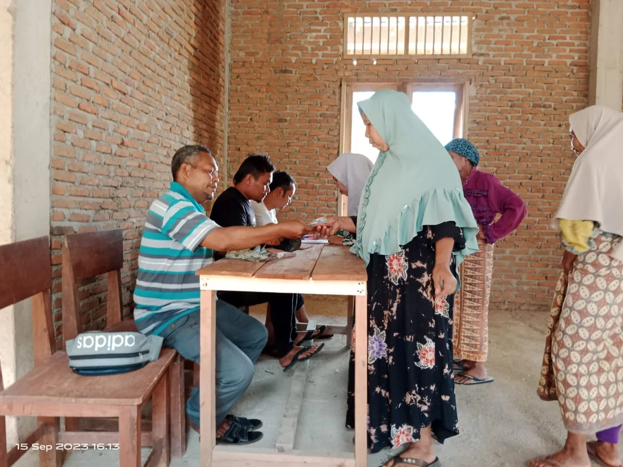 Pemdes Simangambat TB Salurkan BLT Kepada 57 KPM
