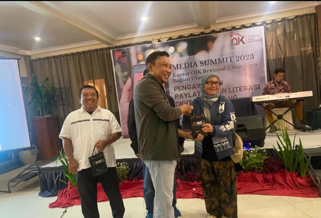 Wartawan Berita Sore Juara I Top Media Partner 2023 dari OJK Sumbagut