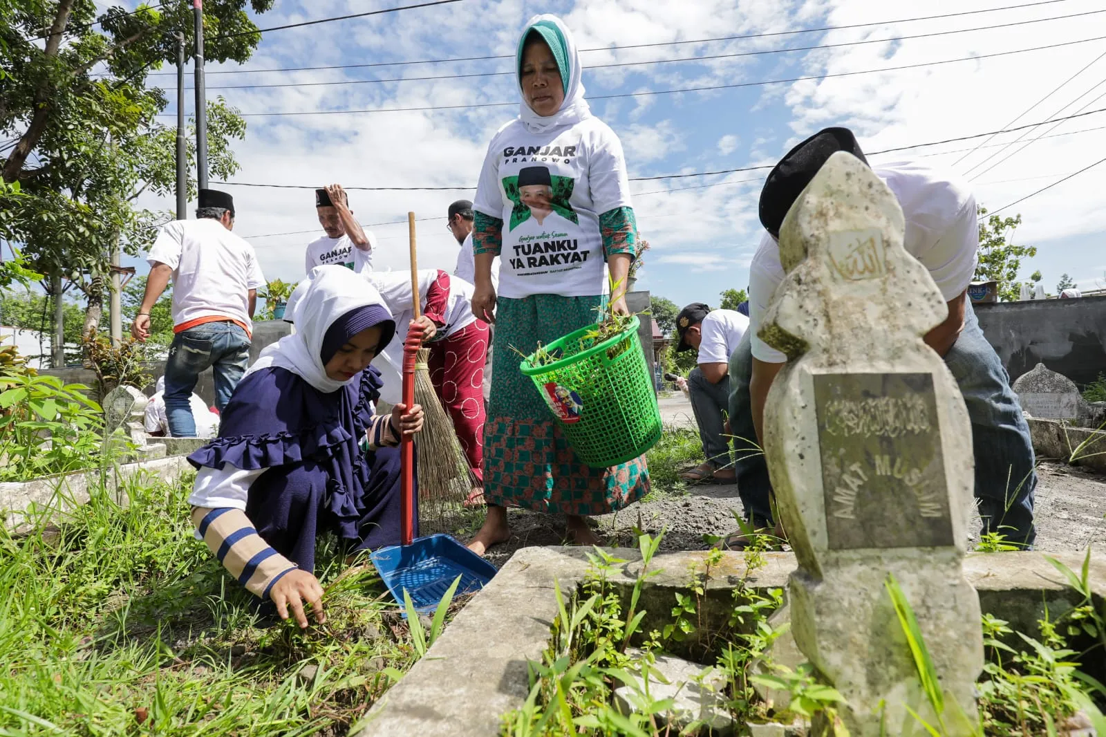 Bareng Remaja Masjid, Ustaz Sahabat Ganjar Bebersihkan Area Pemakaman di Deli Serdang