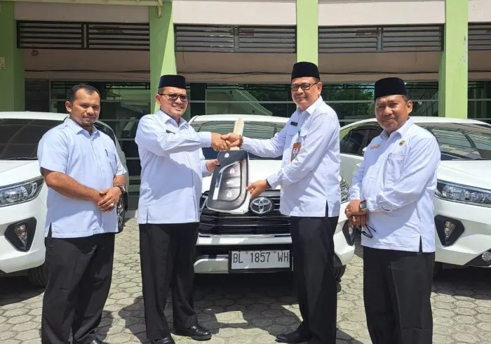 Kakanwil Kemenag Aceh Serahkan Tiga Unit Mobil Dinas
