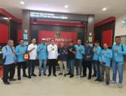 Teks foto:Usai Audensi PWI Sergai foto bersama Kakan BPN Sergai, Roni L Parmingotan Sitanggang di depan kantor BPN, Selasa, 19-09-2023(Beritasore-Azwen)