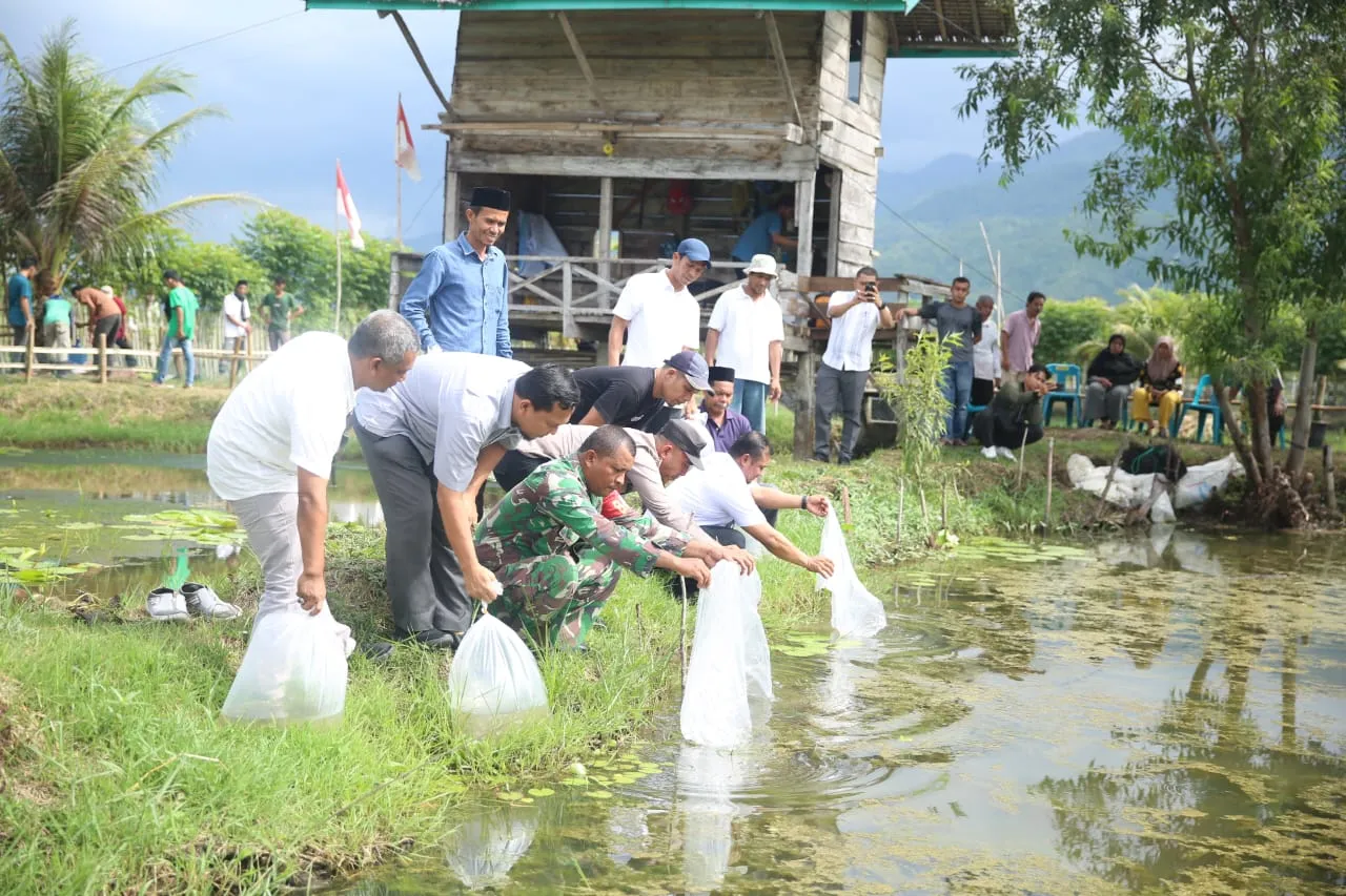 Pemkab Aceh Besar Lepas 10 Ribu Bibit Ikan Nila Di Gampong Ulee Tuy