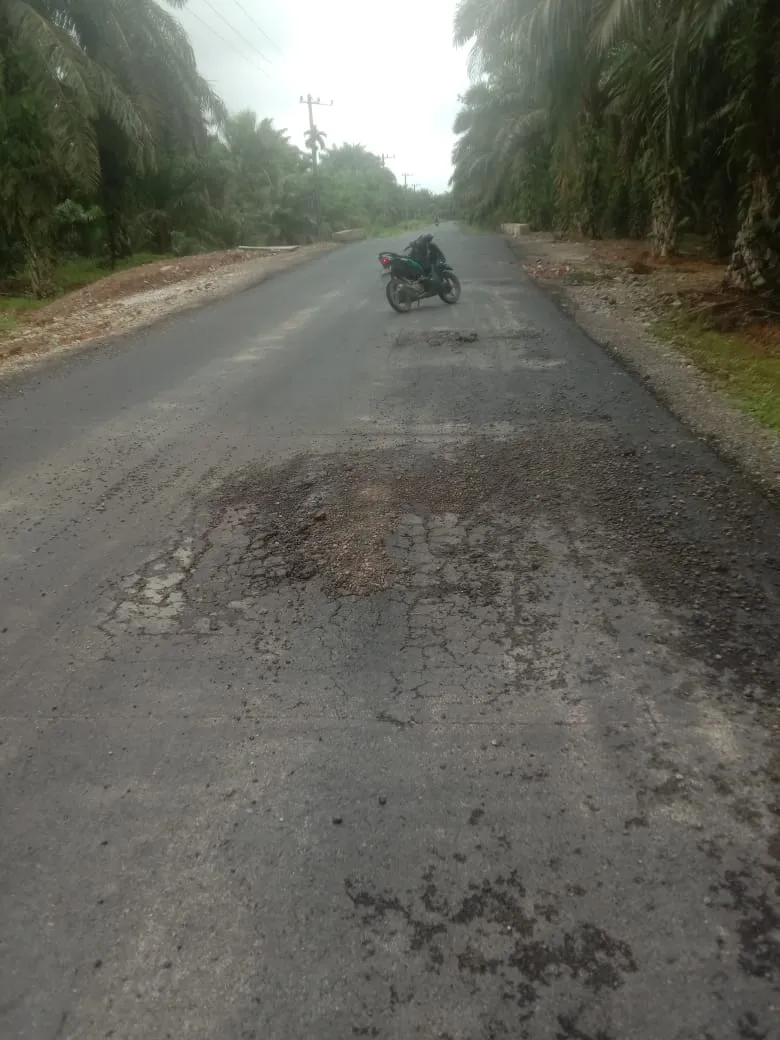 Proyek Jalan Batahan-Sinunukan Asal Jadi, Aspal Diduga Tak Masak