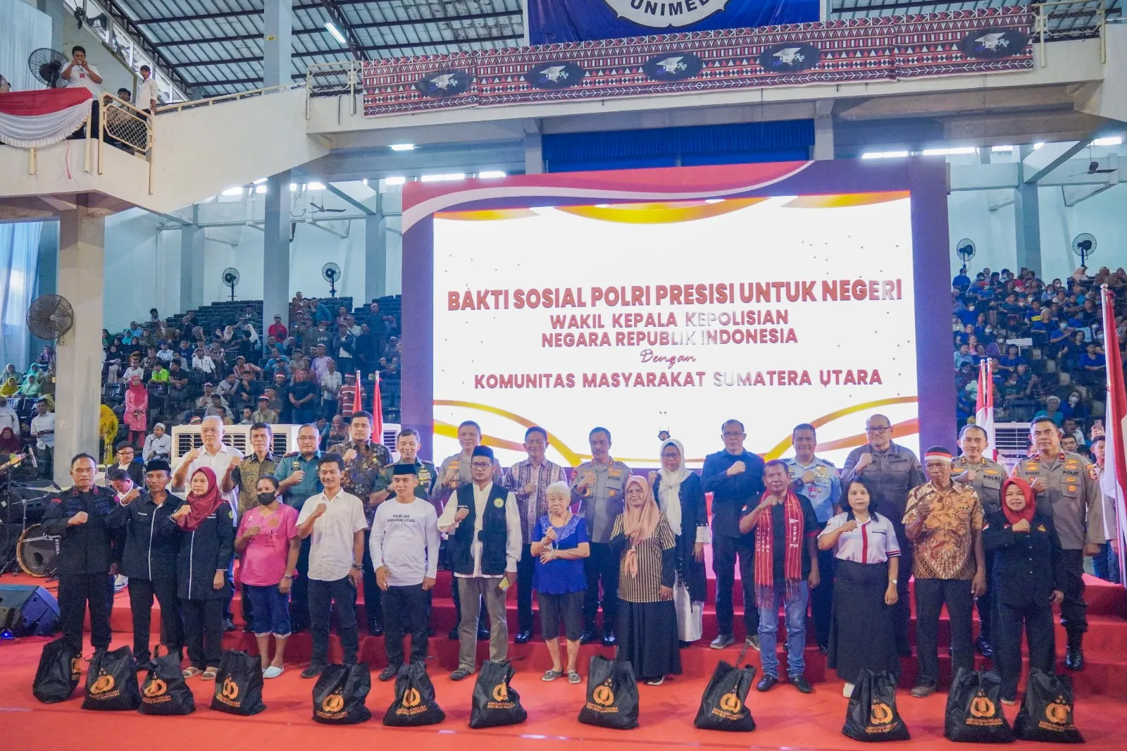 Bobby Nasution Dampingi Wakapolri Serahkan 5.000 Paket Sembako ke Komunitas