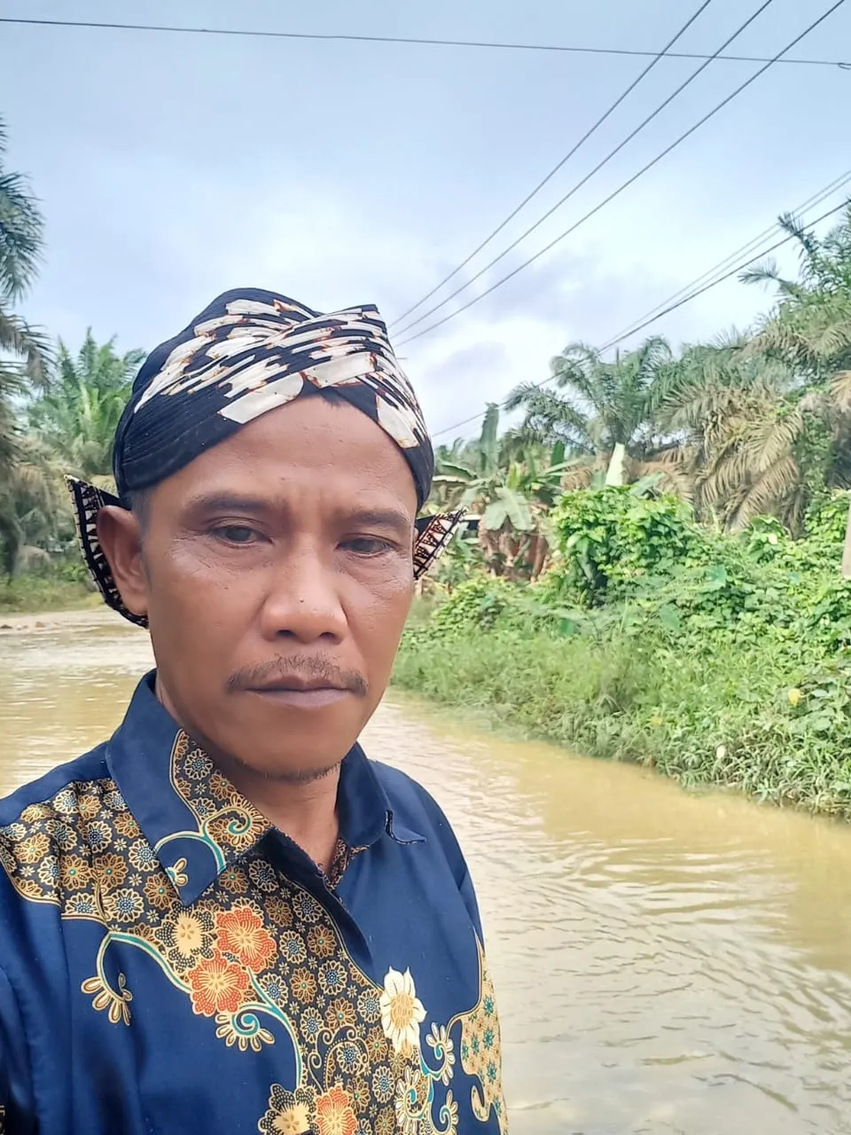 Camat Sinunukan Dua Hari Begadang di Lokasi Banjir