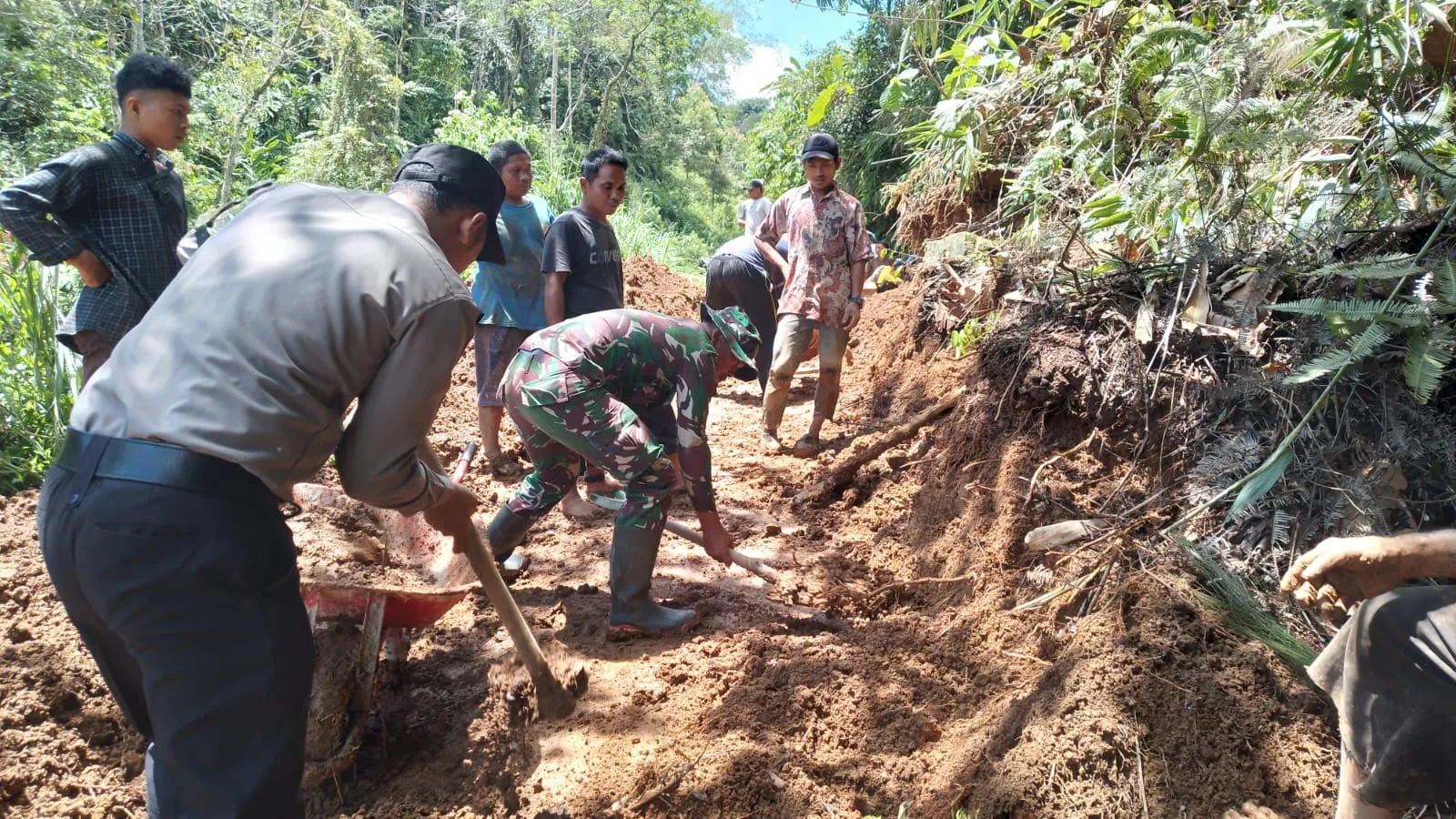 Ruas Jalan Singengu-Pagargunung Tertimbun Longsor, 1 Rumah Terkubur