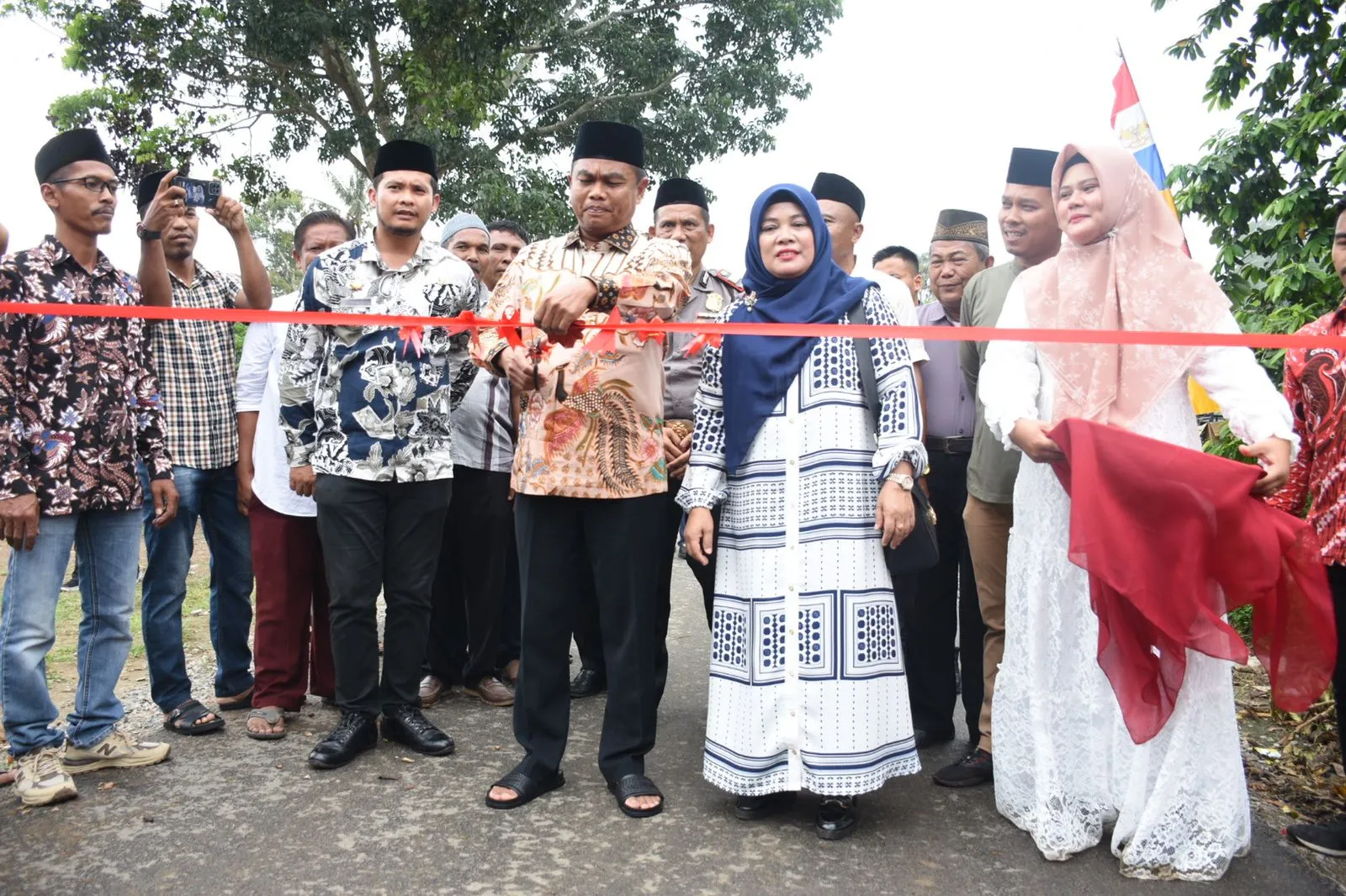 Bupati Sergai Resmikan Jalan Menghubungi Sembilan Desa Di Sei Rampah.