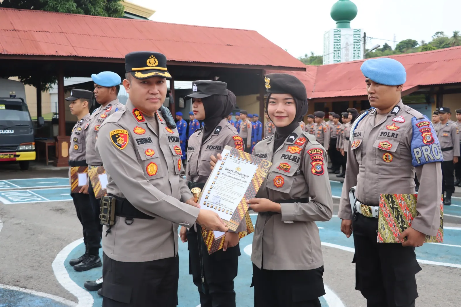 Kapolres Sabang Serahkan Piagam Penghargaan Kepada Anggotanya Atas Prestasi Juara Karate