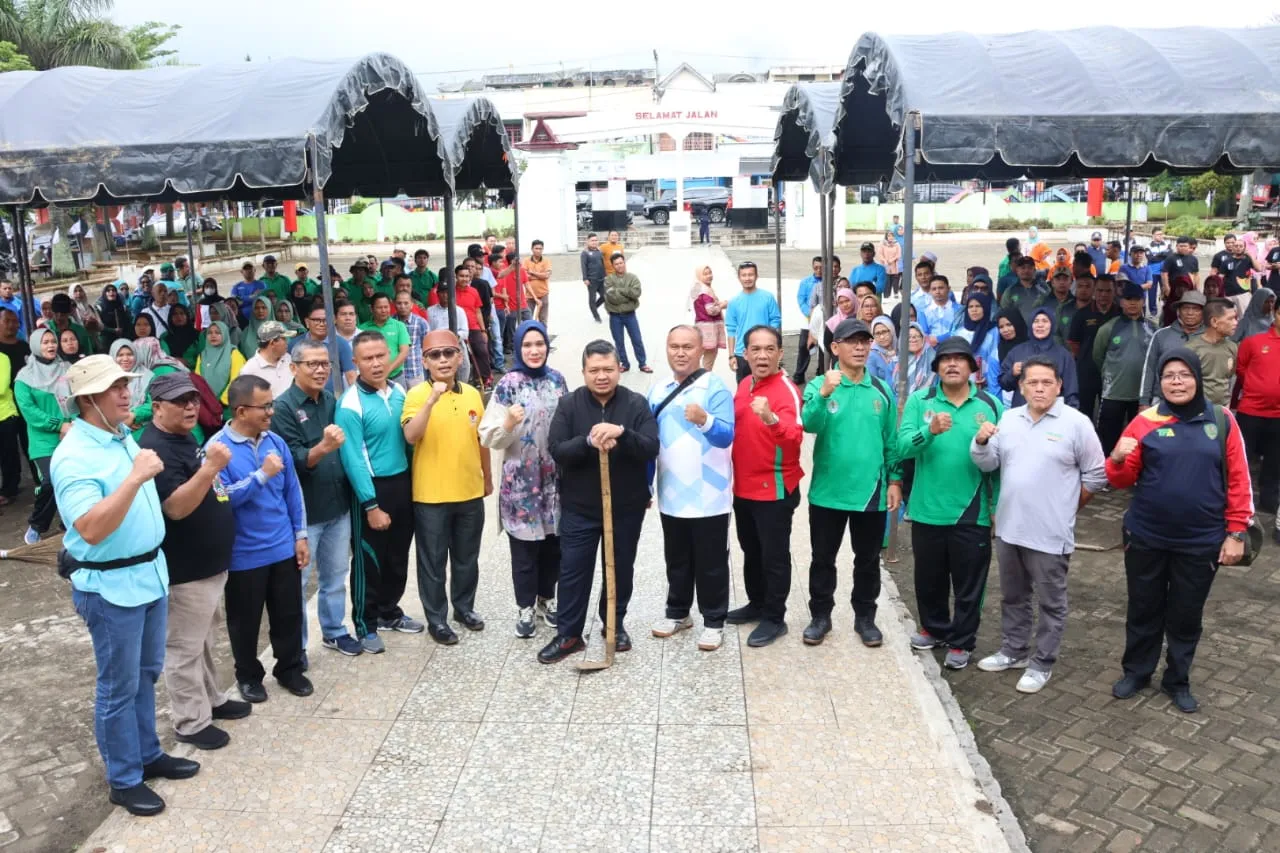 Rayakan World Clean UP Day di Tapsel, Bupati- Ketua TP PKK Gotong Royong Bersama Masyarakat
