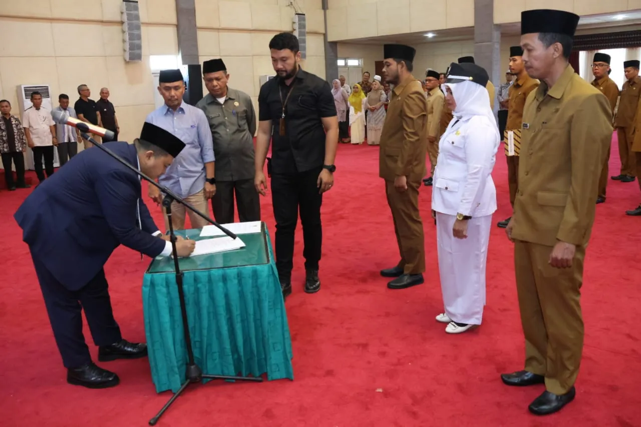 Bupati Tapsel Lantik 33 Pejabat