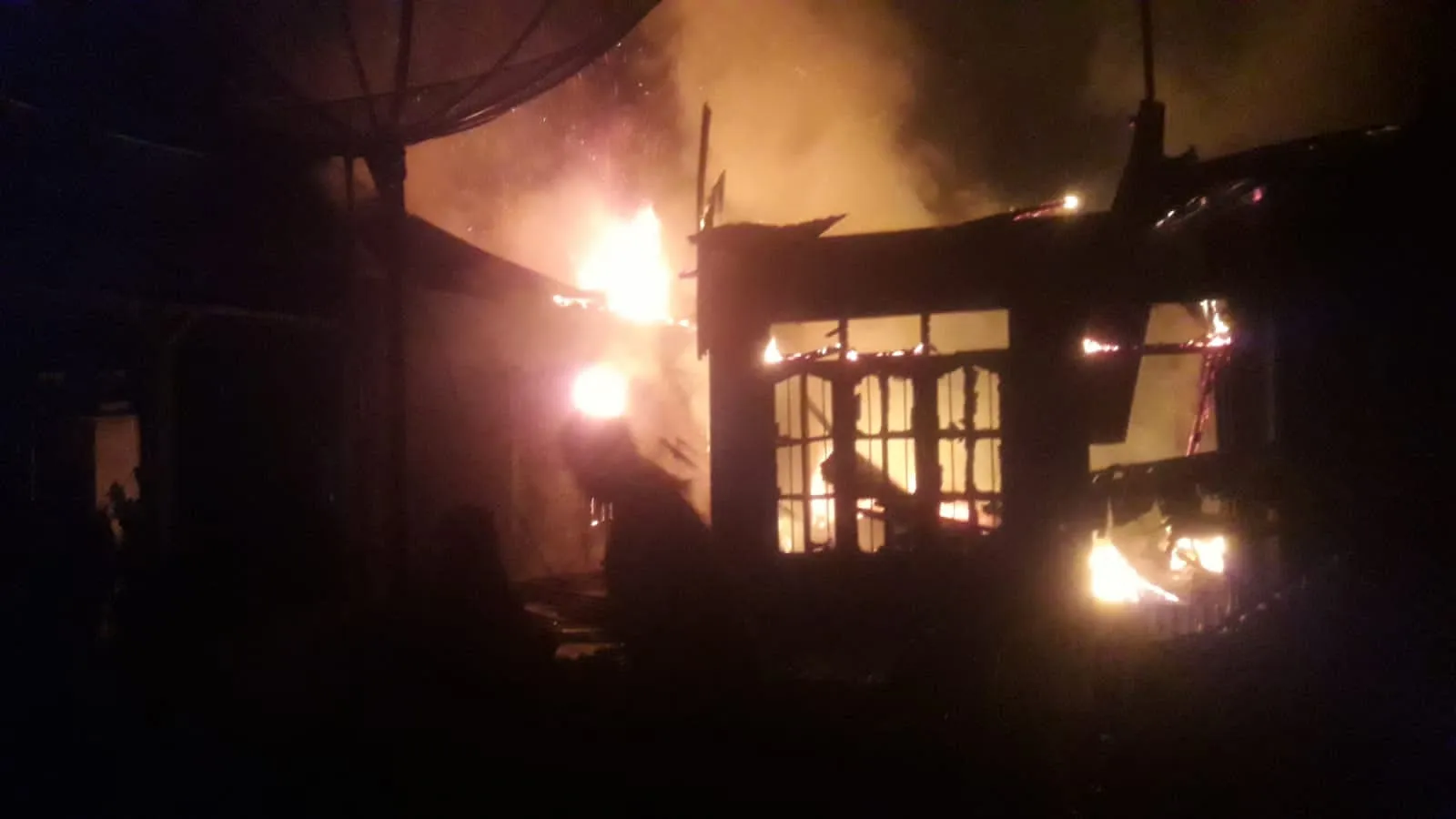 2 Rumah dan 2 Mobil Terbakar