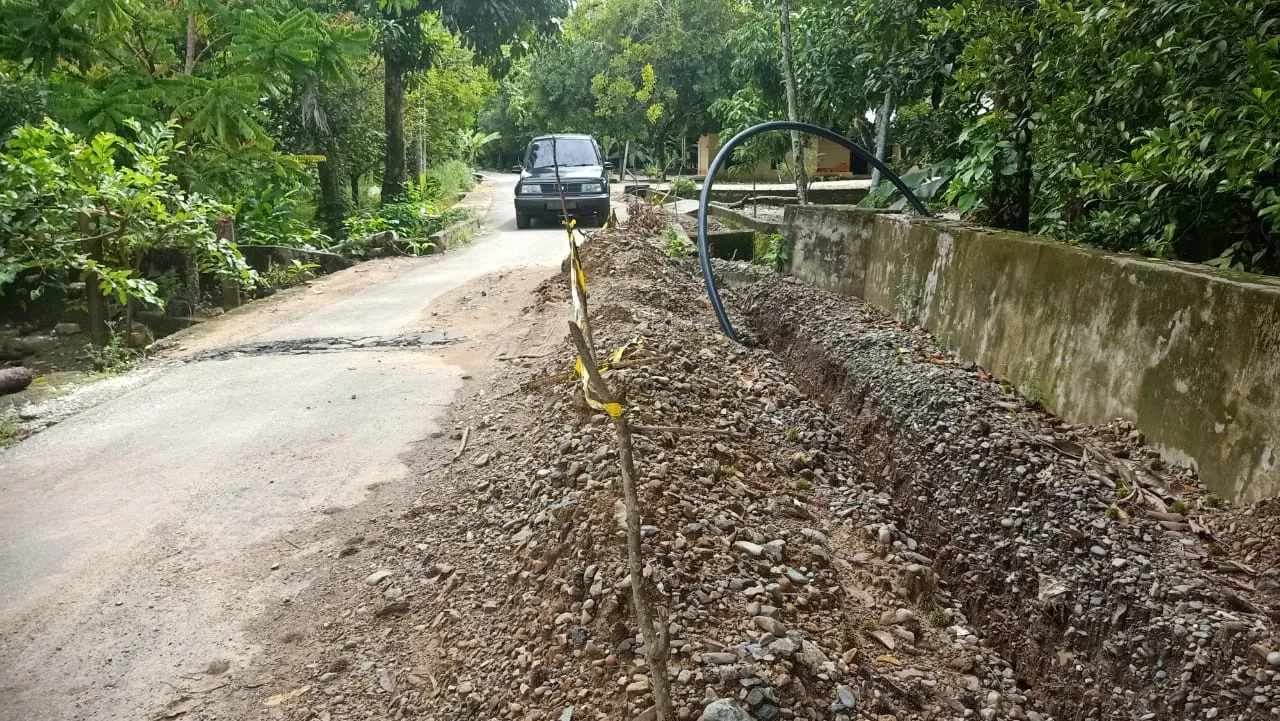 Proyek Galian Pipa Di Abdya Ancam Keselamatan Pengendara