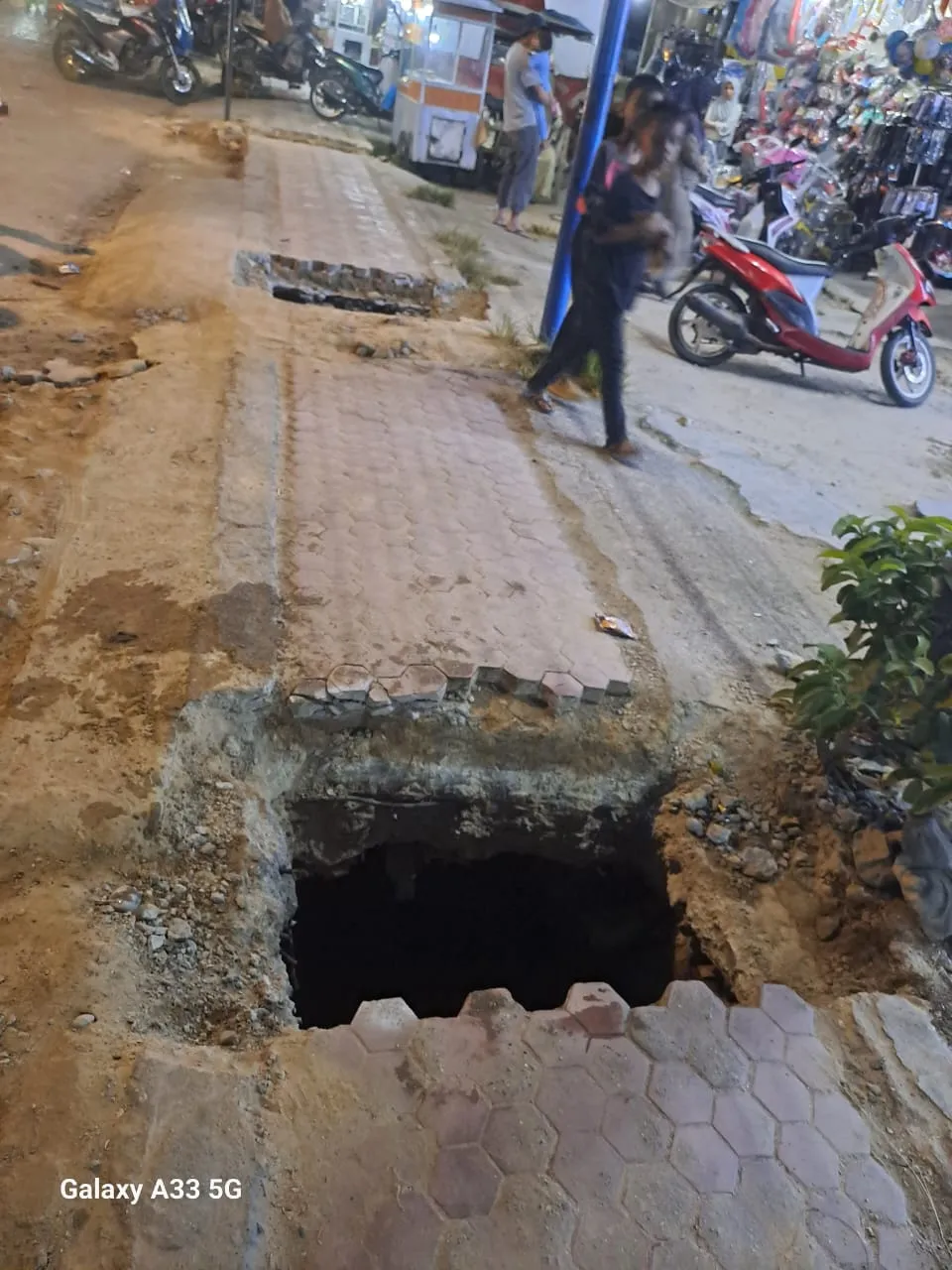 Lubang Bekas Galian Menganga Ancam Keselamatan
