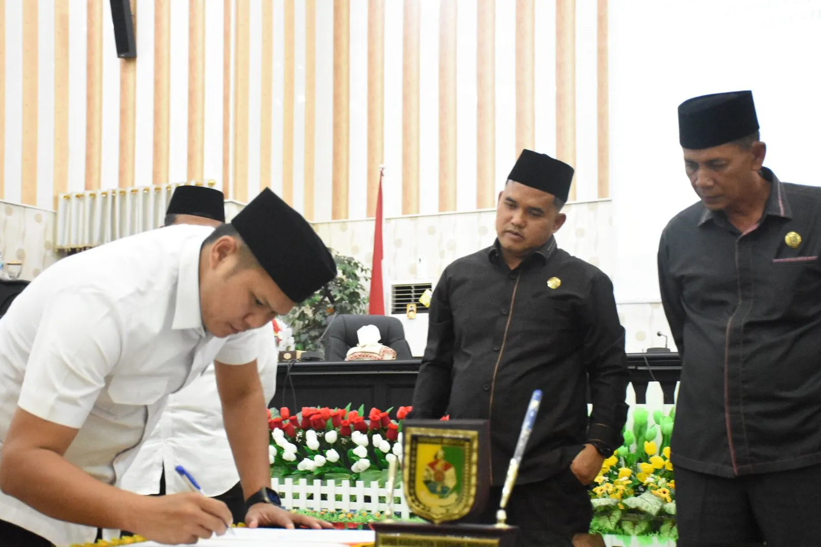 Ketua DPRD Sahkan Dua Ranperda Sergai Jadi Perda