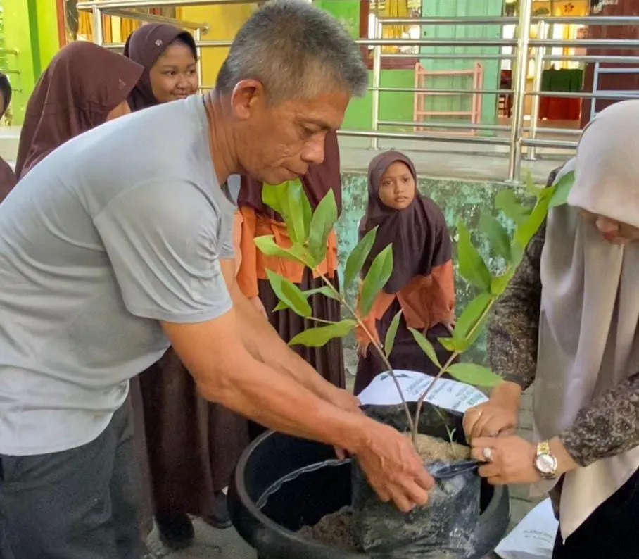 Pemkab Aceh Besar Bersama Siswa SDN 1 Tanam Pohon Di Lingkungan Sekolah