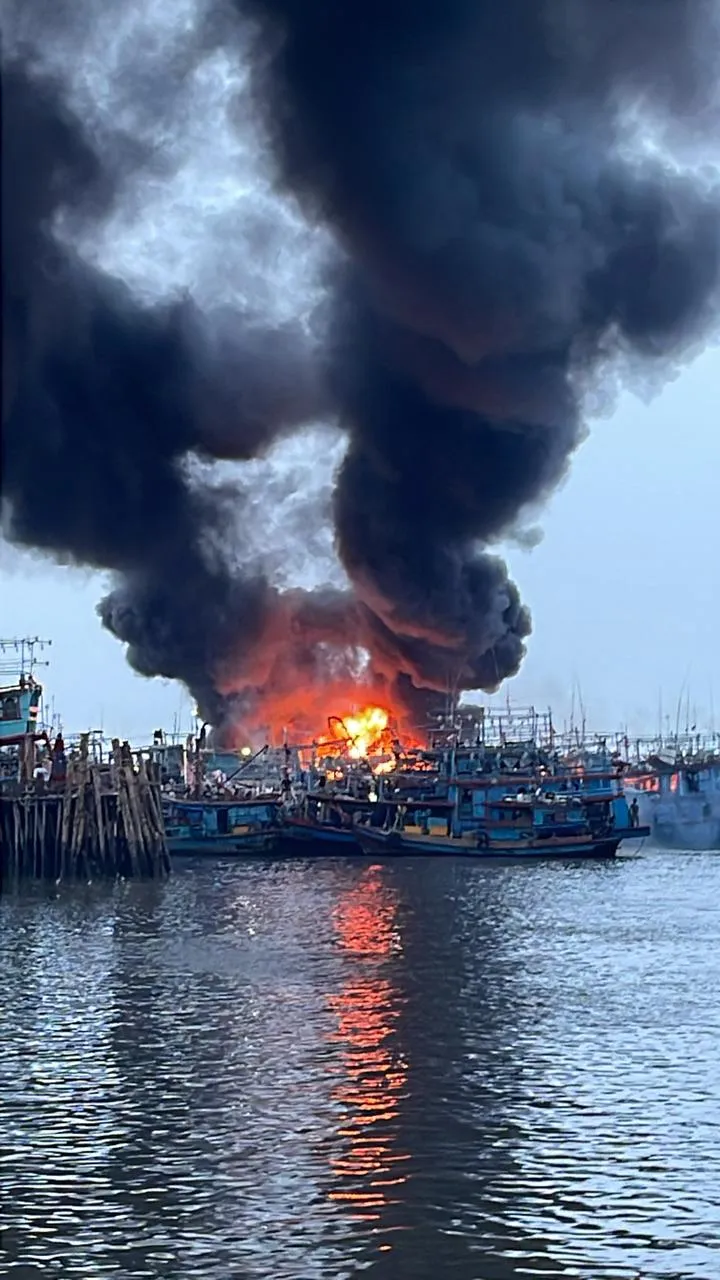 Dua Kapal Pukat Katrol Terbakar Di Gabion Belawan