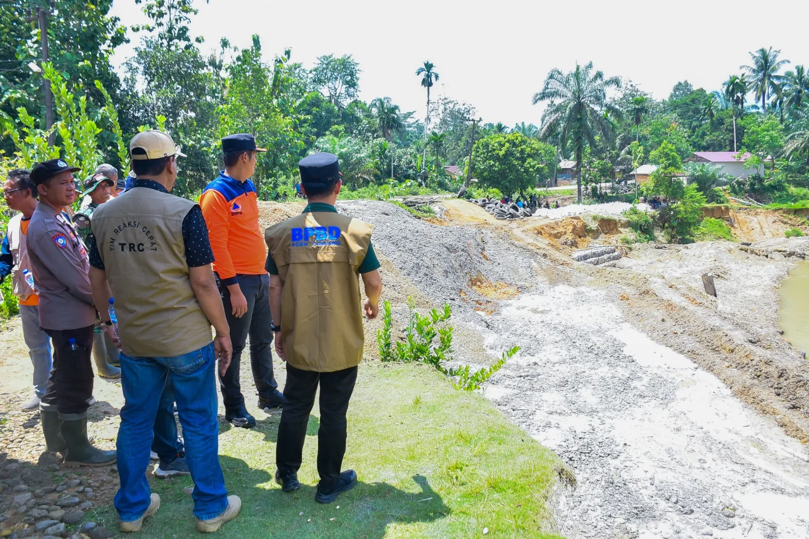 Pj Bupati Aceh Tamiang Tinjau Abrasi Sungai Di Kampung Selamat