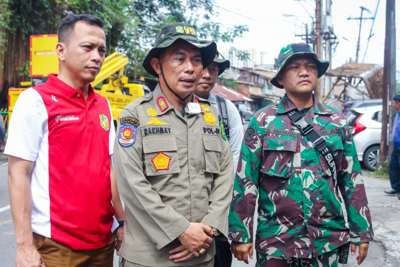 Gotong Royong Peduli Deli, Petugas Bersihkan Sungai di Kampung Aur