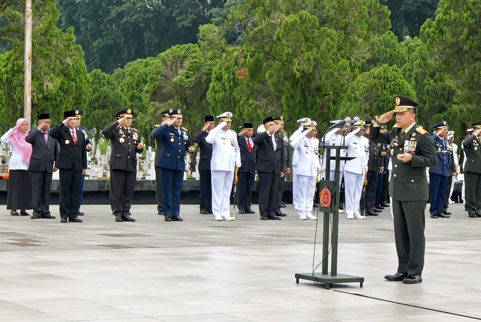 HUT ke-78 TNI, Wali Kota Medan Ikuti Upacara Ziarah Nasional di TMP Bukit Barisan