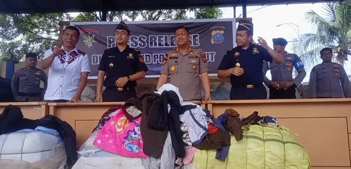 Ditpolairud Polda Sumut Tangkap Kapal Pengangkut 127 Karung Pakaian Bekas 