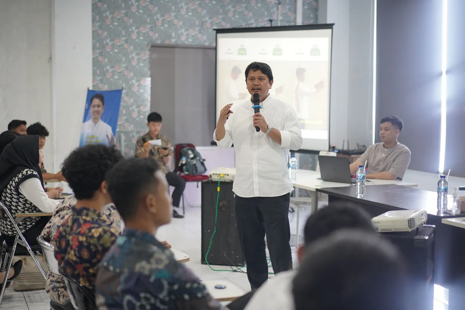Gencarkan Edukasi Gadget Sehat, Prof.Ridha Terus Lakukan Penyuluhan