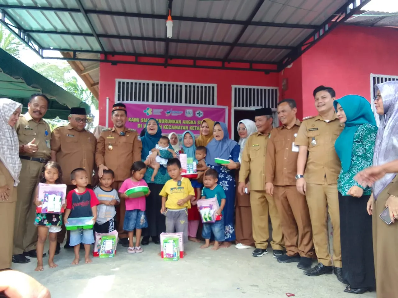 Pemkab Toba Beri Bantuan Kepada Siswa dan Wanita Rawan Sosial Ekonomi
