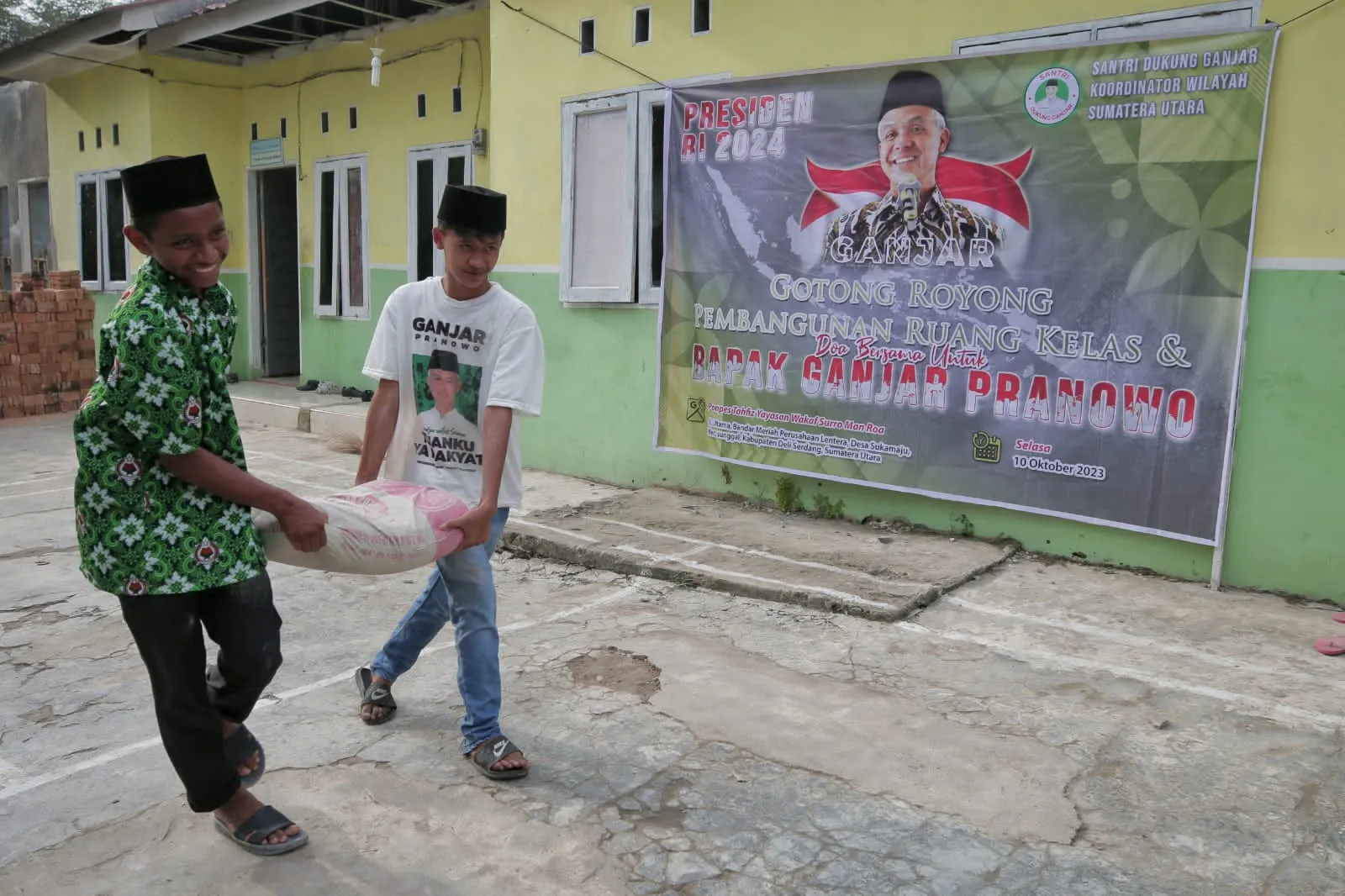 Tingkatkan Kegiatan Belajar Mengajar di Pesantren, Santri Ganjar Sumut Bantu Pembangunan Ruang Kelas