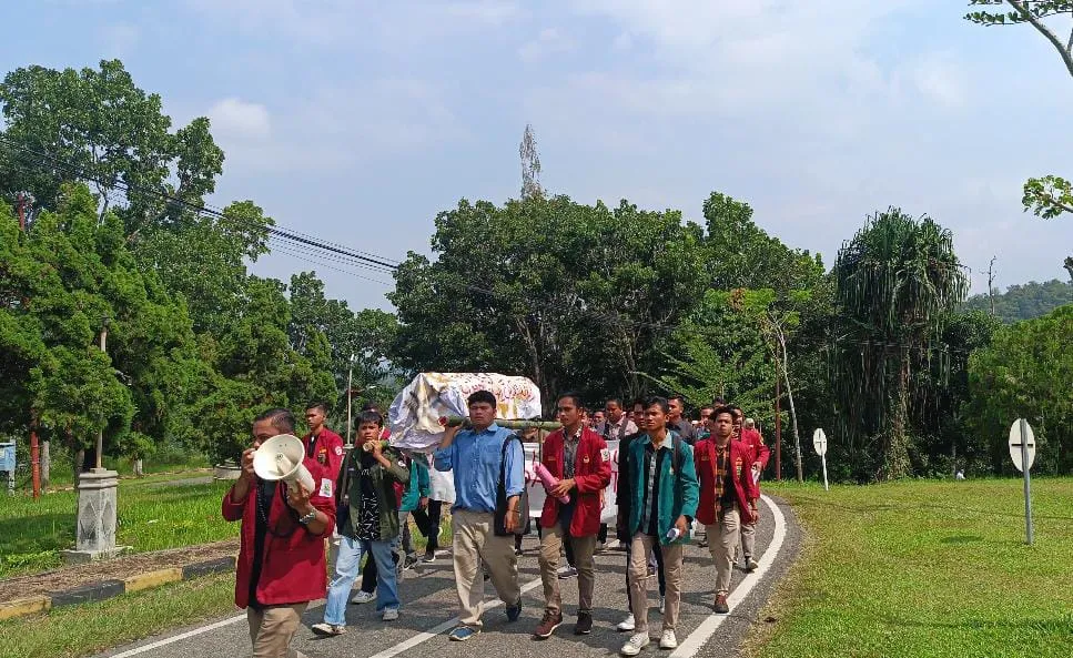 Balita Gizi Buruk, Mahasiswa Usung Keranda ke Kantor Bupati Madina