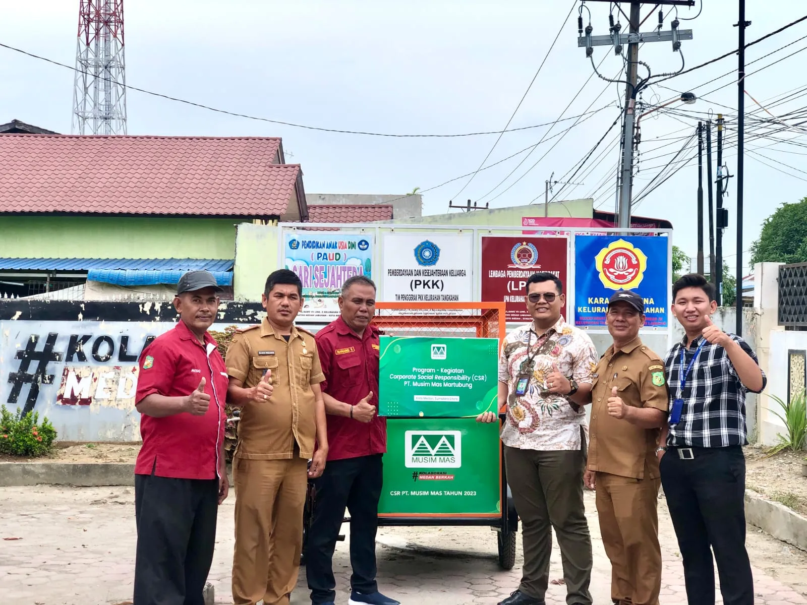 Peduli Lingkungan, PT Musim Mas Kembali Berikan 1 Unit Becak Sampah