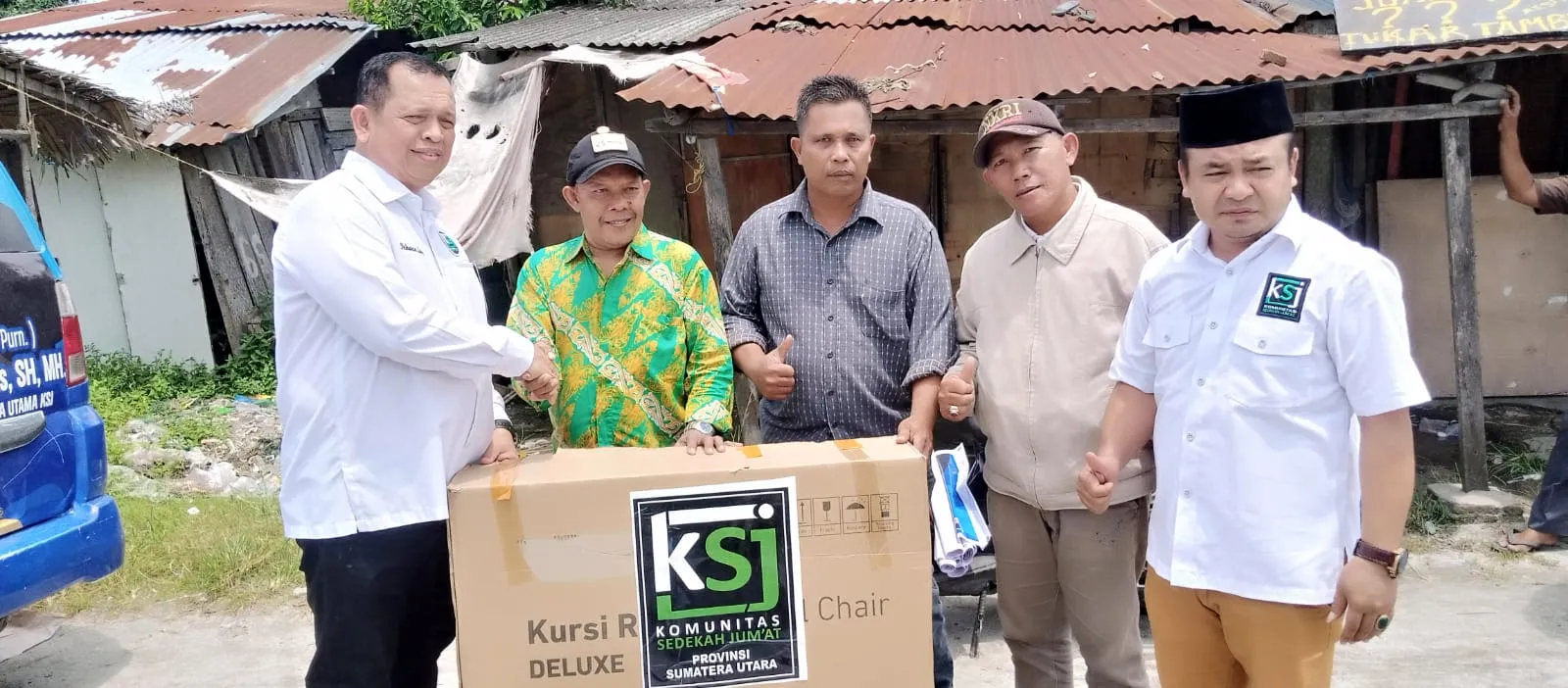 H.Ikhwan Serahkan Kursi Roda Kepada Pak Uban