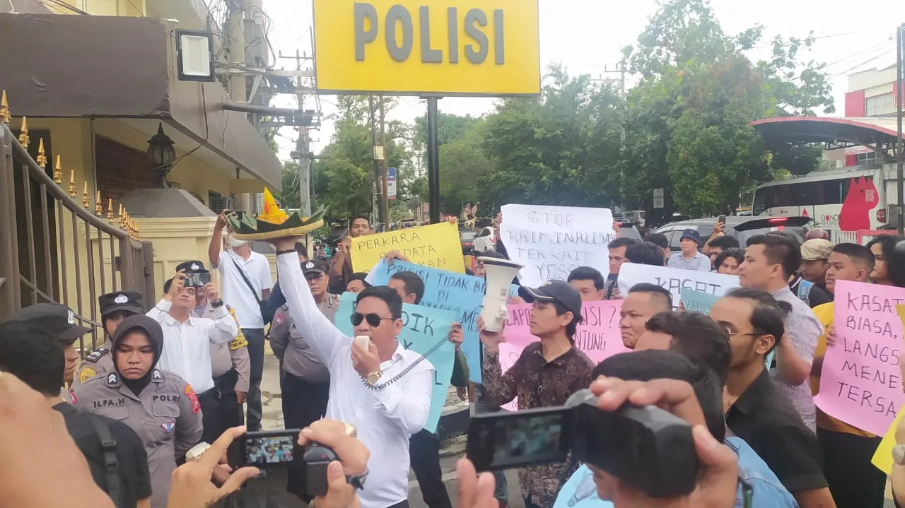 Massa Pendemo 'Hadiahi' Nasi Tumpeng Kepada Polrestabes Medan