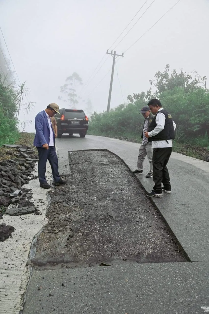 Bupati Humbahas Monitor Pembangunan Jalan Doloksanggul-Parlilita
