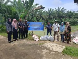 Teks foto: Ketua dan Sekjen PWI Serdang Bedagai, Edi Saputra, Darmawan beserta warga penerima bantuan bibit ikan nila dalam program Ketahanan Pangan di Desa Ujung Negeri Hulu dan Desa Siahap, Kecamatan Bintang Bayu, Sergai, Kamis,12-10-2023.(Beritasore-Azwen)