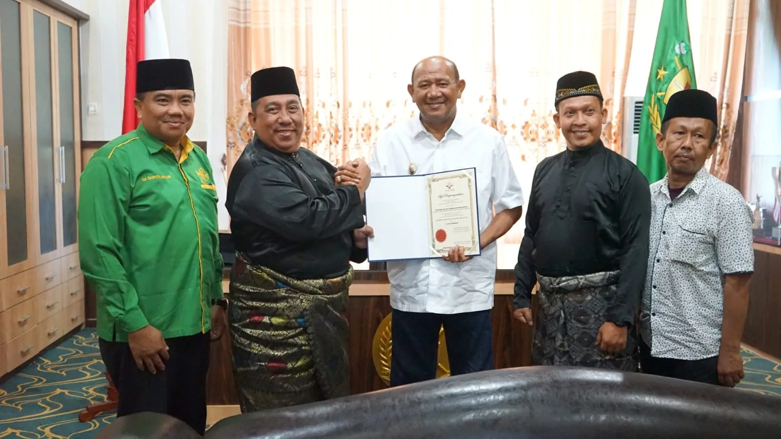 Syah Afandin Terima Anugerah dari Presiden Dunia Melayu Dunia Islam