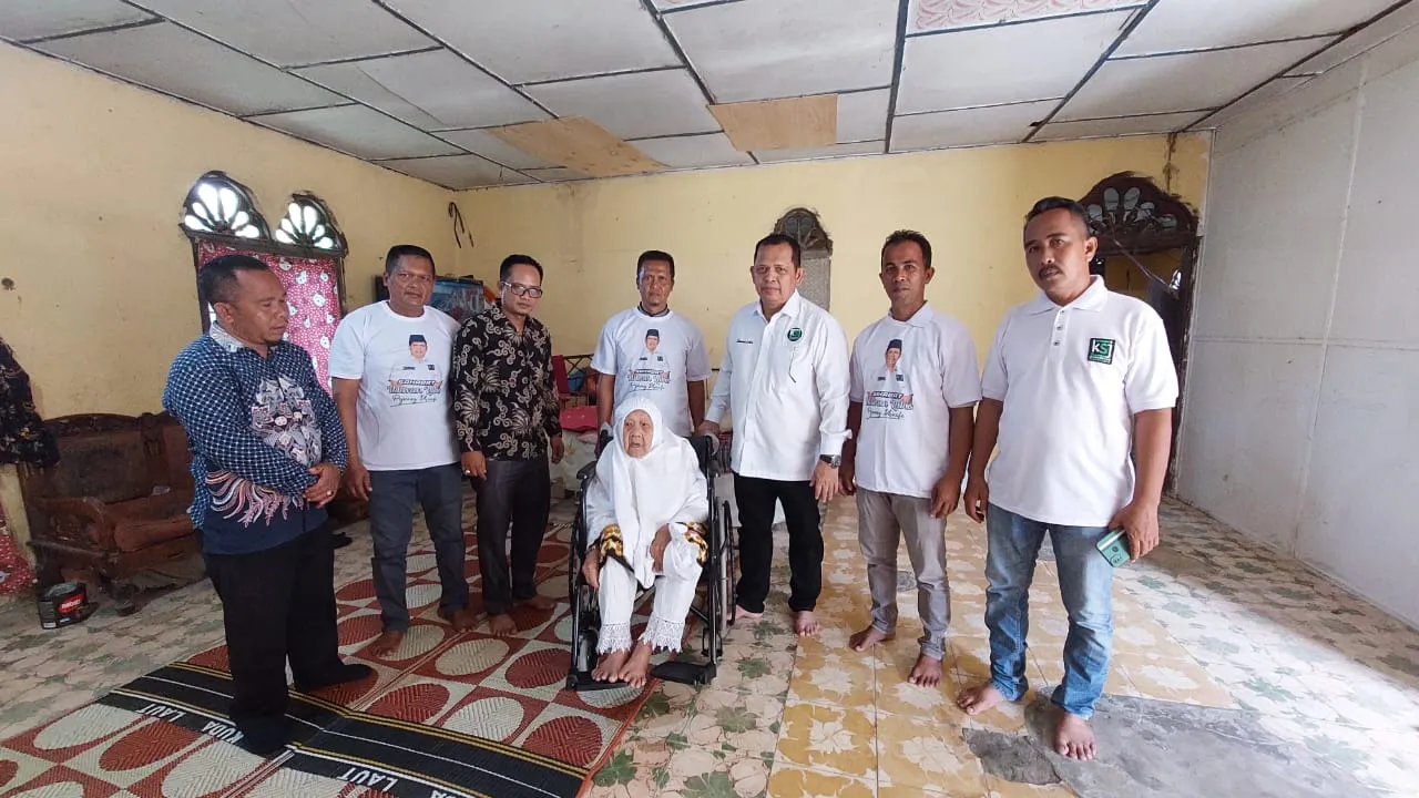 Nek Supiah Terima Kursi Roda Sang Pejuang Dhuafa