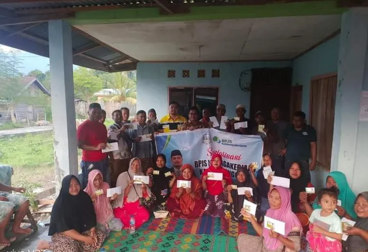 Ketua DPRK Agara Salurkan 6000 Kartu BPJS Ketenagakerjaan