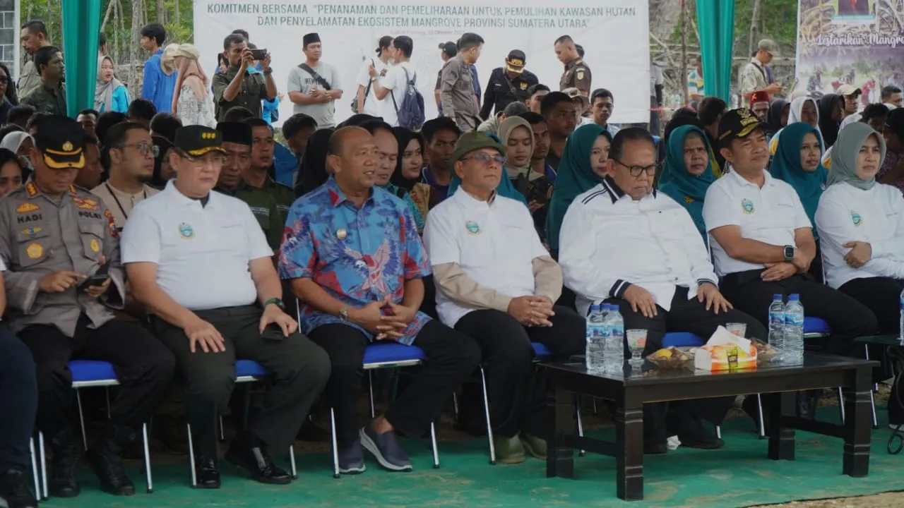 Pj Gubsu Bersama PJ Bupati Langkat Tanam 10 Ribu Mangrove di Lubuk Kertang