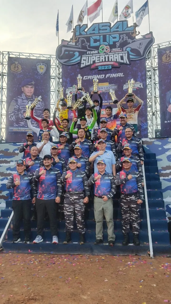 Kasal Serahkan Satu Unit Rumah Kepada Juara Umum Kasal Cup JC Supertrack