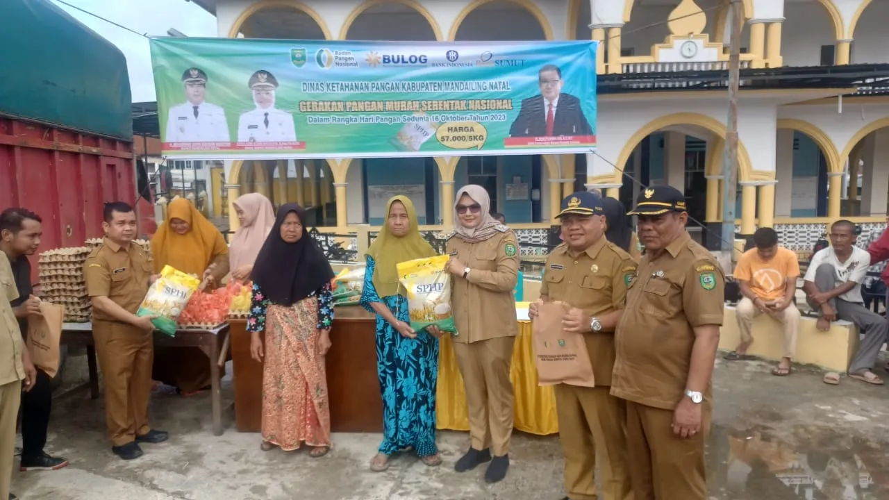 42 Ton Beras Bantu Warga Madina, Atika: Jangan Dikatakan Saya Jual Beras, Ya...