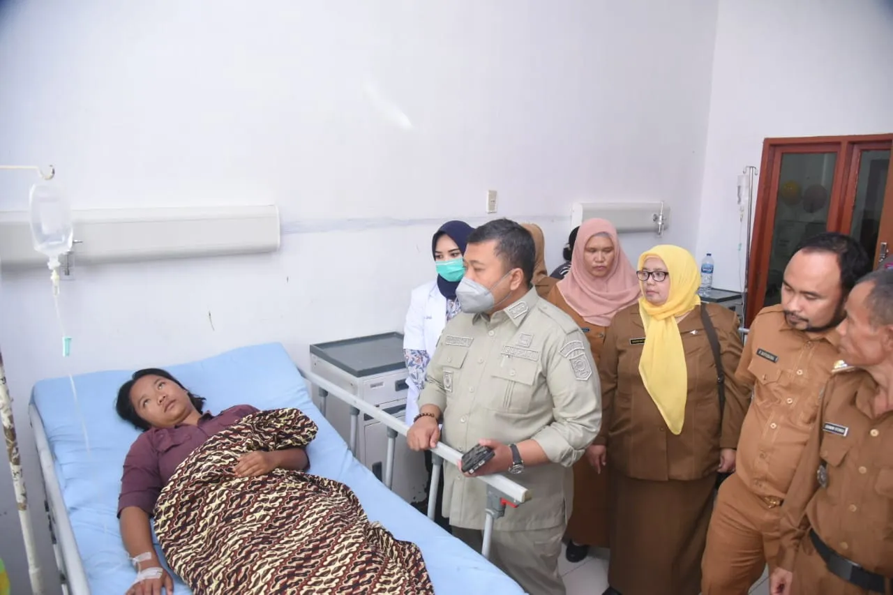 Bupati Tapsel Jenguk Korban Kecelakaan Bus di Arse