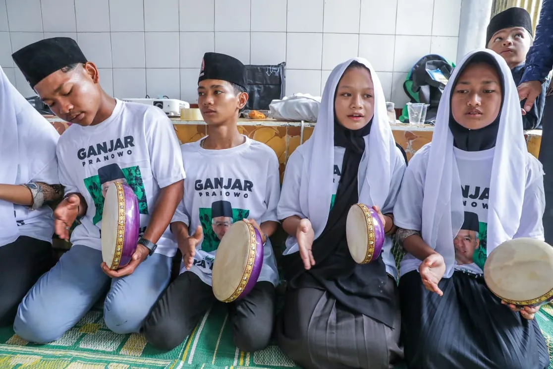 Ustaz Sahabat Ganjar Beri Bantuan Alat Musik Nasyid untuk Kembangkan Keterampilan Remaja Masjid di Deli Serdang