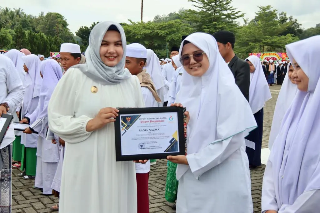 Wabup Madina Bagikan Piagam Penghargaan Pimpinan Ponpes dan Santri-santriwati Berprestasi