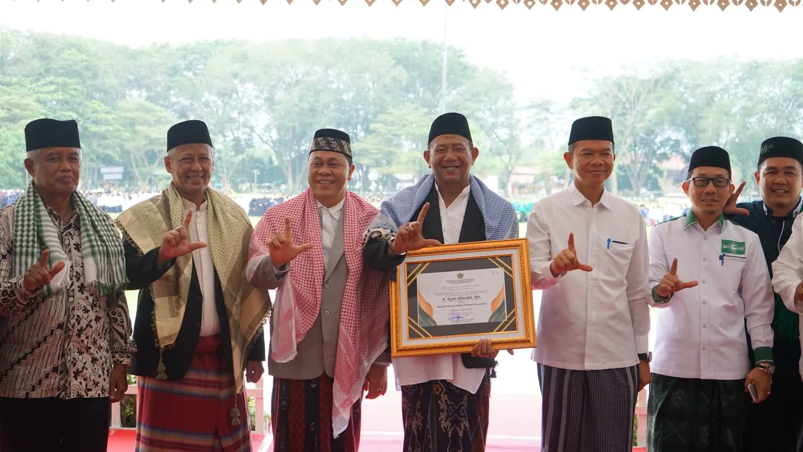 Hari Santri Nasional , Syah Afandin Terima Penghargaan Kepala Daerah Peduli Ponpes