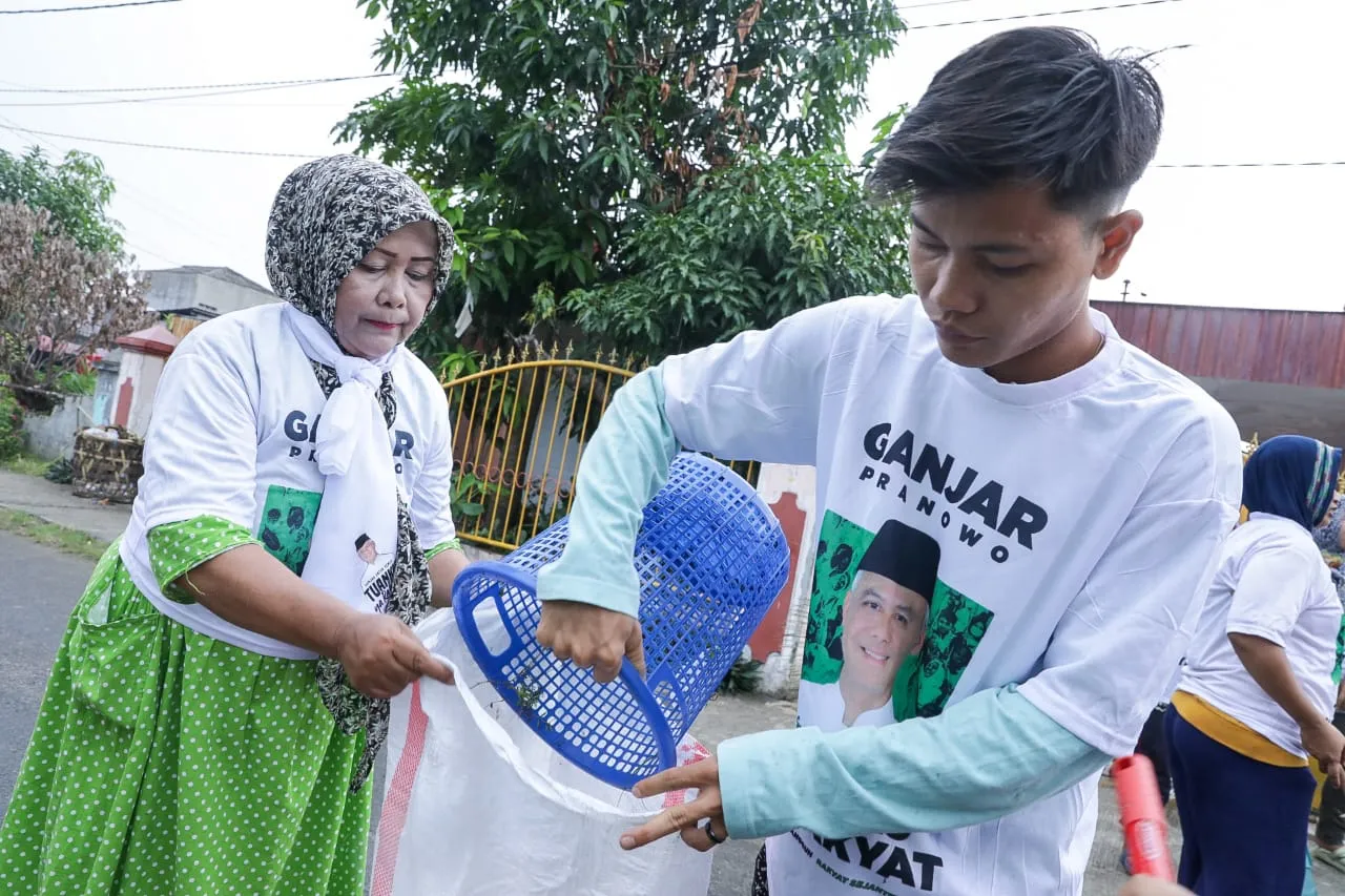 Jaga Kebersihan Lingkungan, Usbat Ganjar Gandeng Warga Medan untuk Bersih-Bersih Jalan